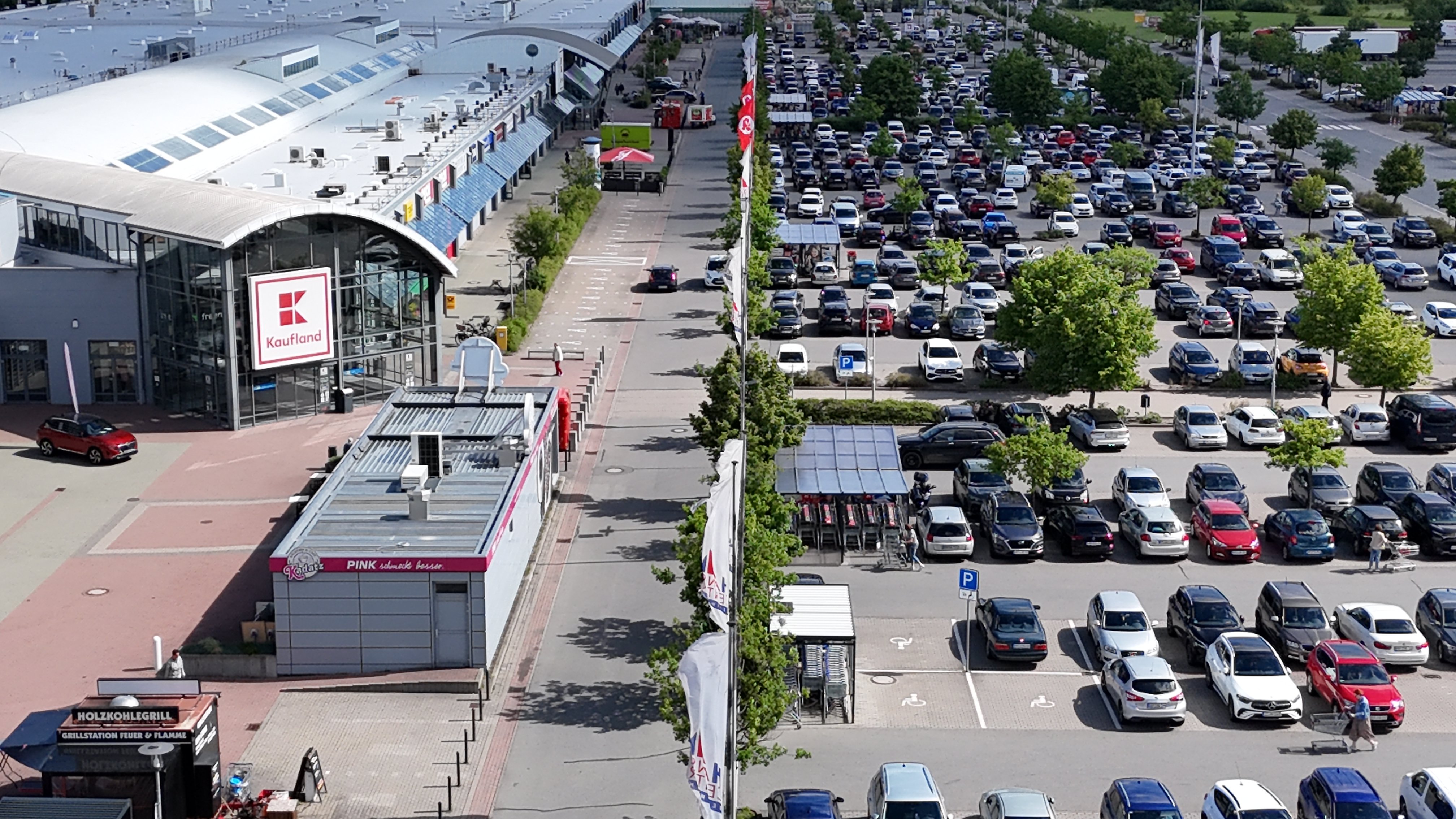 Parkplatz mit 2.000+ Stellplätzen am Hanse Center Bentwisch